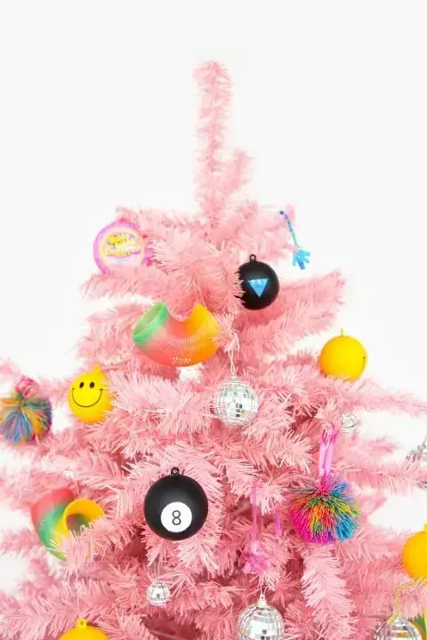 Bolas de natal divertidas em árvore de natal rosa Foto de Aww Sam