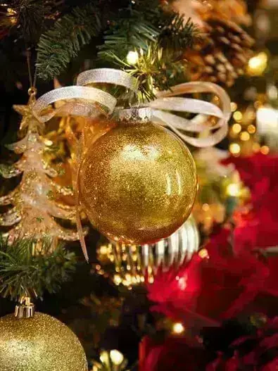 Bolas de natal douradas em árvore de natal Foto de HGTV