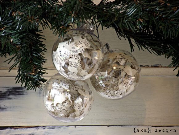 Bolas de natal transparentes com retalhos de partituras Foto de Homemade Lively
