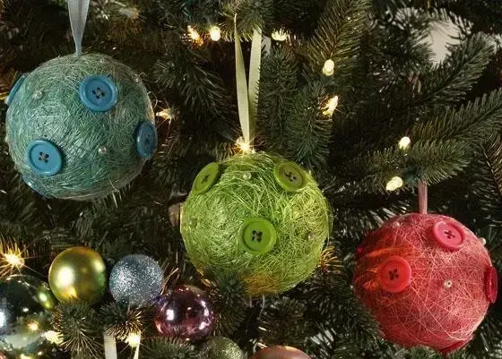 christmas-yarn button balls and line