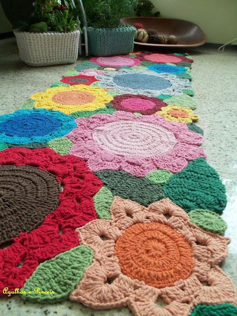 tapetes de croche de flores no corredor