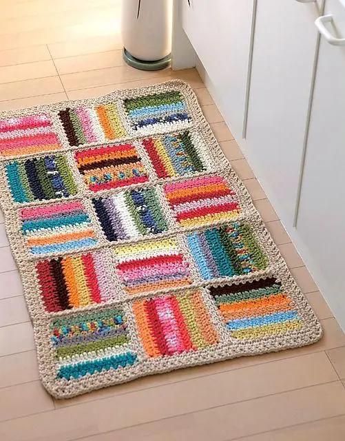 tapetes de crochê na cozinha retangular colorido