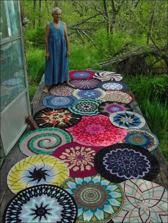 tapetes de crochê na varanda colorido