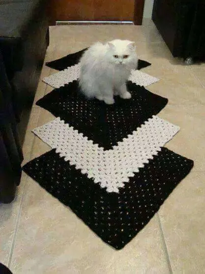 tapetes de crochê preto e branco para corredor