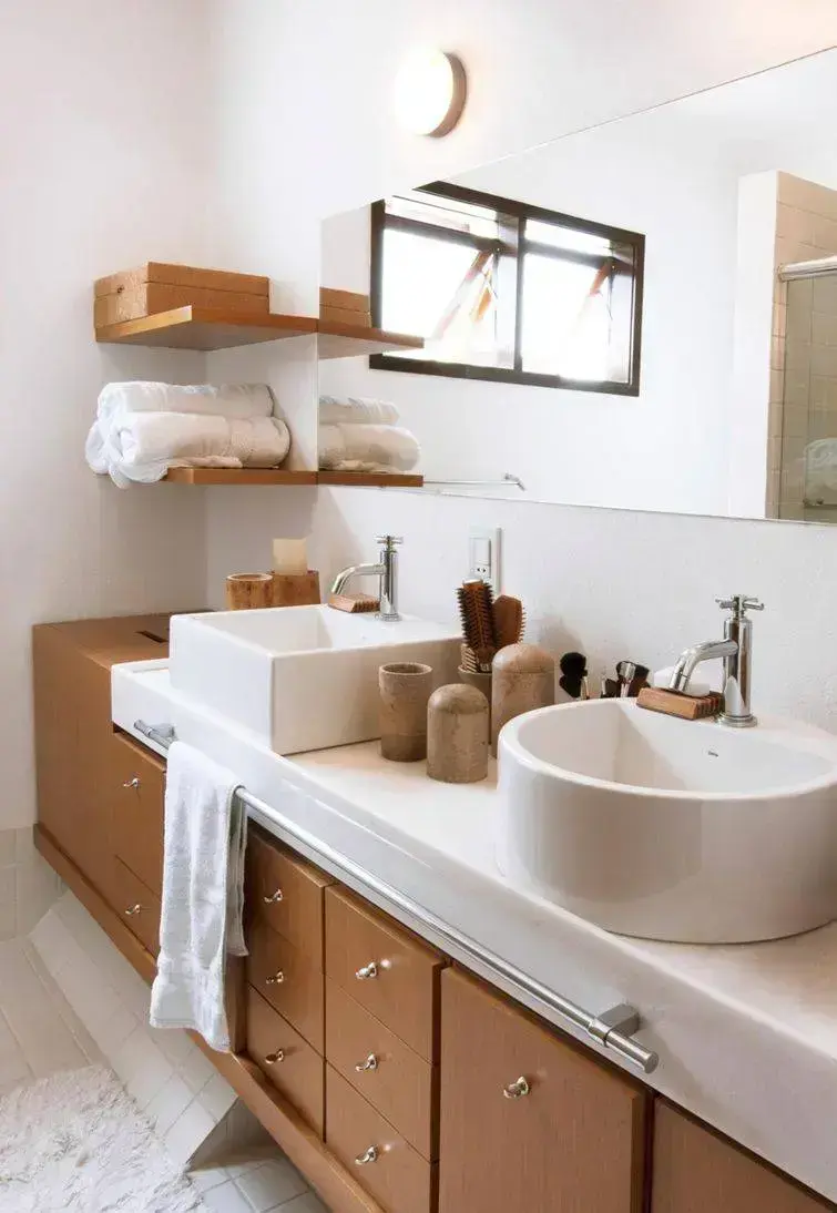 O armário de banheiro com marcenaria impecável torna os banheiros planejados lindíssimos