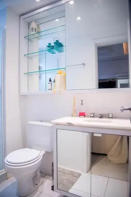 Armário de banheiro espelheira espelhada em lavabo Projeto de Roberta Menna Barreto