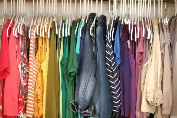 organizar guarda roupa por cores