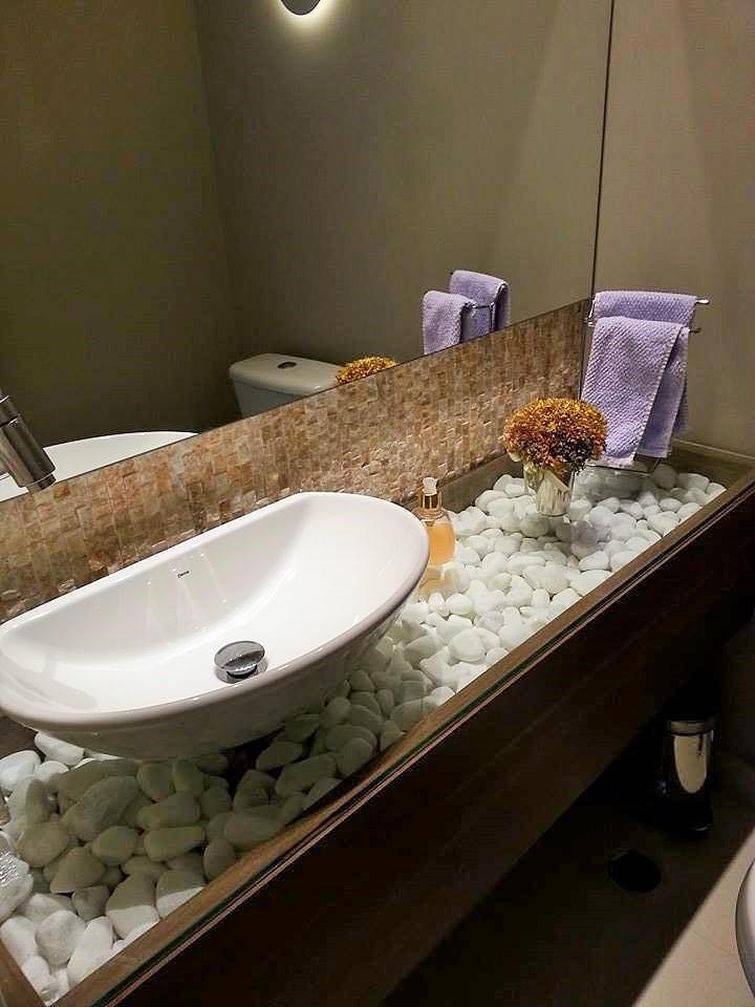 A cuba para banheiro combina perfeitamente com as pedras da bancada