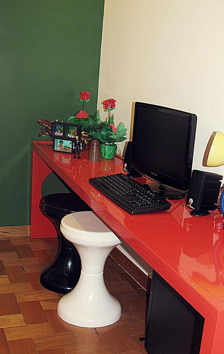 modelo simples de mesa para computador vermelha
