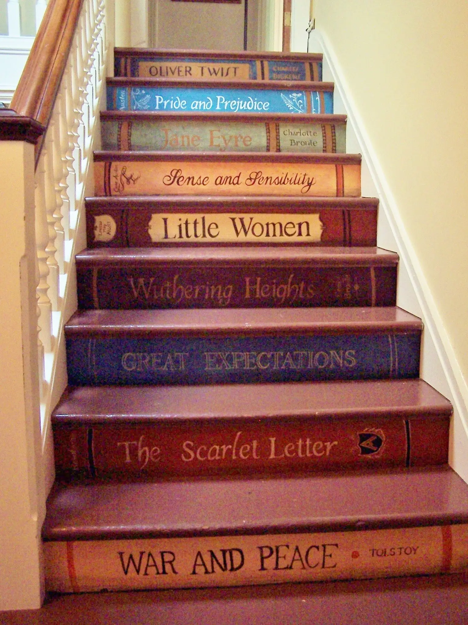 Escada decorada com livros para decoração geek