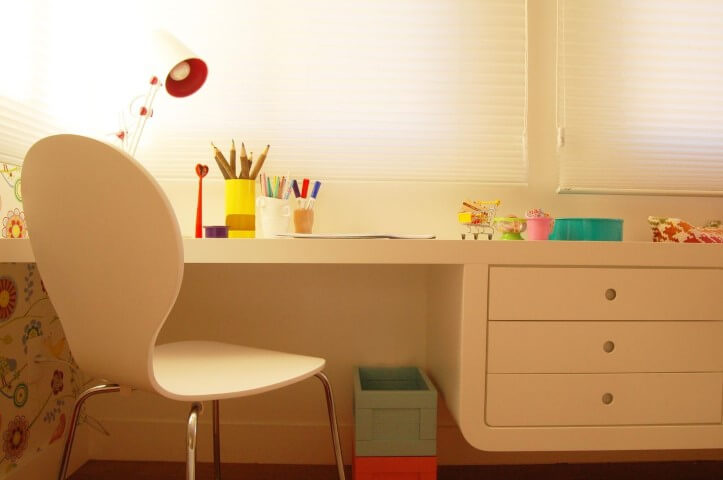 Escrivaninha para quarto branca com gavetas embutidas Projeto de Sandro Clemes