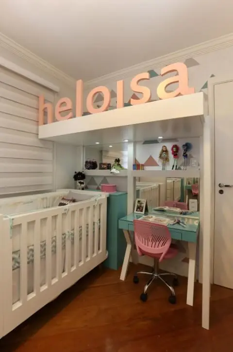 Escrivaninha para quarto de bebê embaixo de decoração Projeto de Bianchi Lima