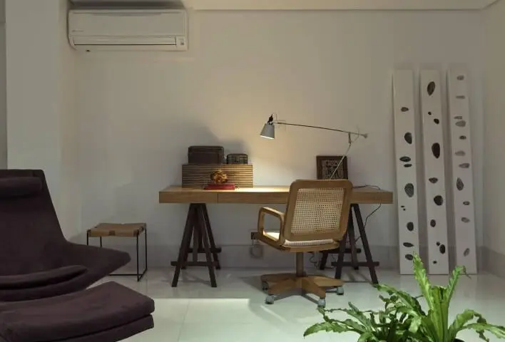 Escrivaninha para quarto de madeira com luminária em cima Projeto e Renata Basques