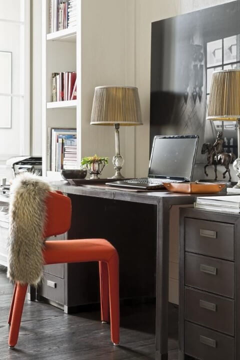 Escrivaninha para quarto de madeira e cadeira laranja Projeto de Roberto Migotto
