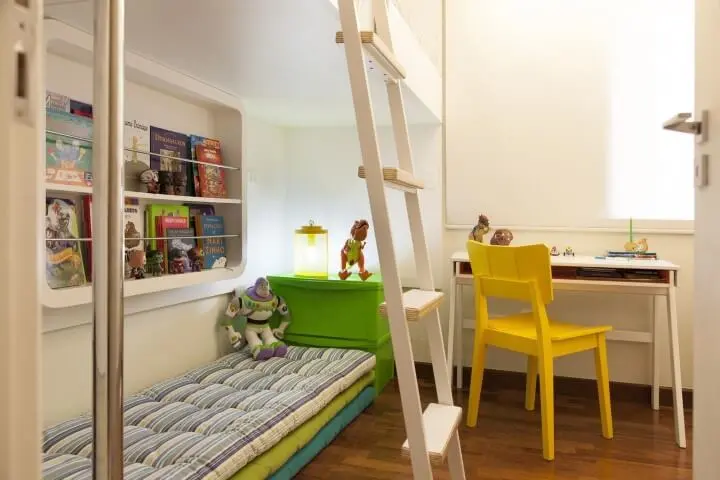Escrivaninha para quarto de menino com espaço para armazenamento Projeto de Tikkanen Arquitetura
