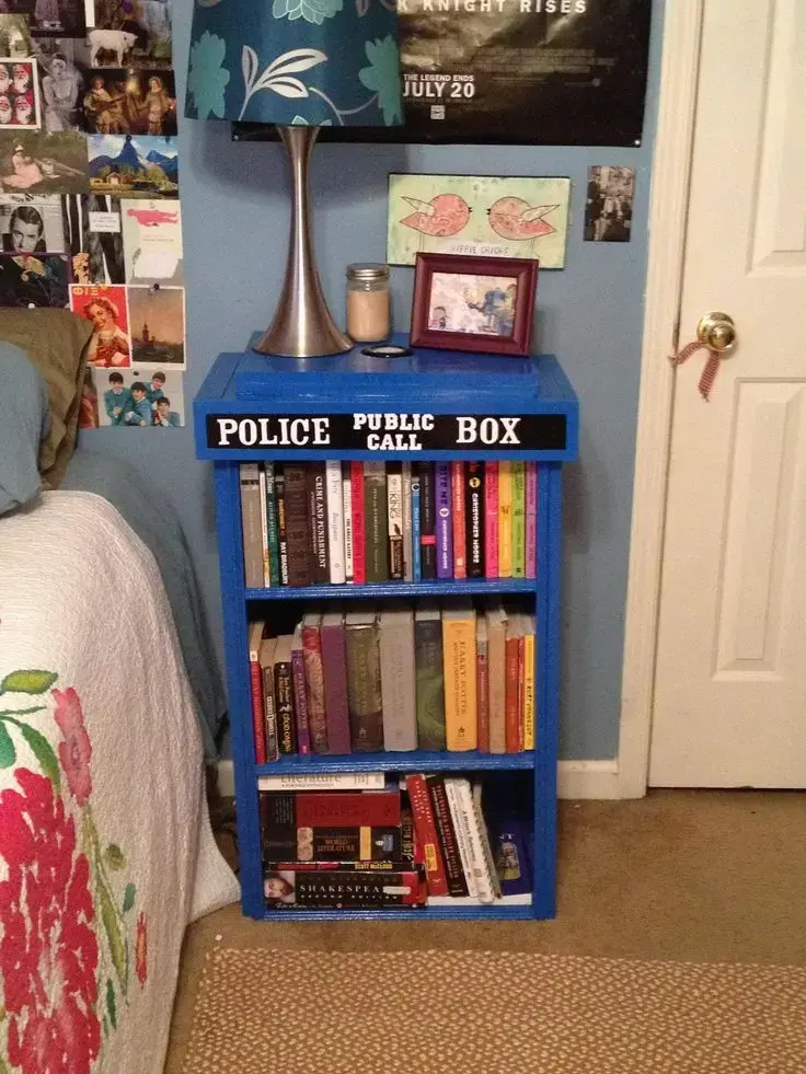 Estante de livros para decoração geek azul