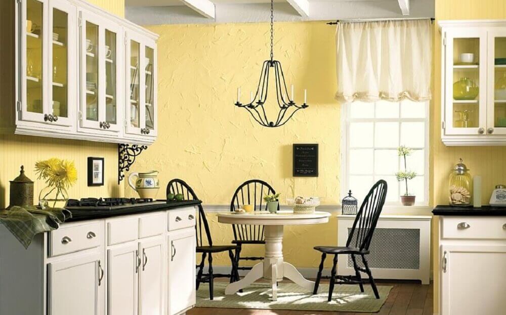cozinha com parede amarela