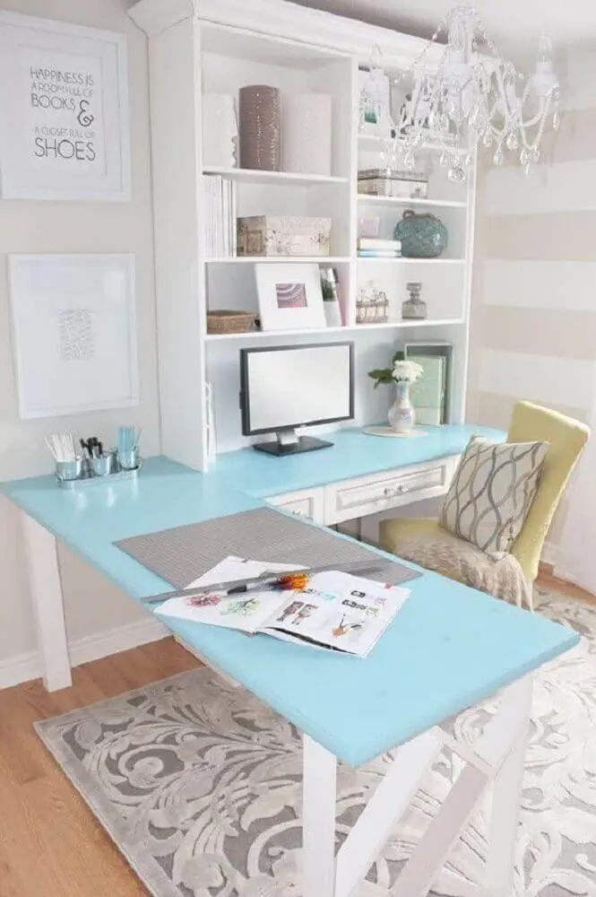 decoração em tons de branco e azul com mesa de canto para computador