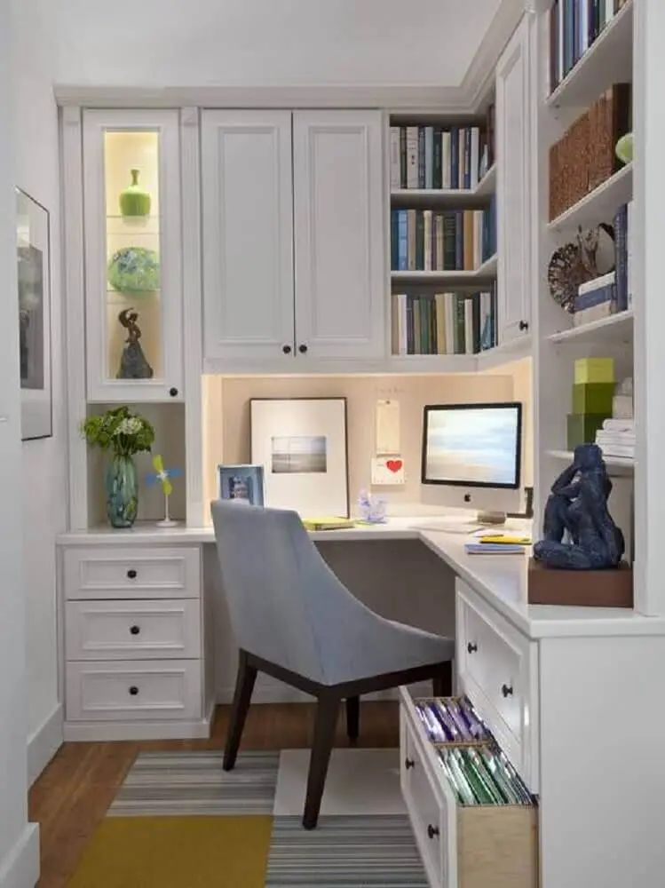 home office com mesa de canto para computador com gavetas e portas nos armários