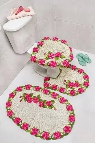 Jogo de banheiro com tapete de crochê com borda de flores