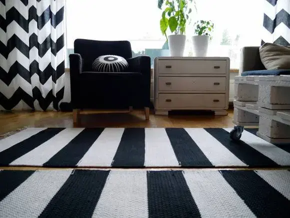tapete de barbante croche na sala ambiente decorado retangulo preta e branca nórdico