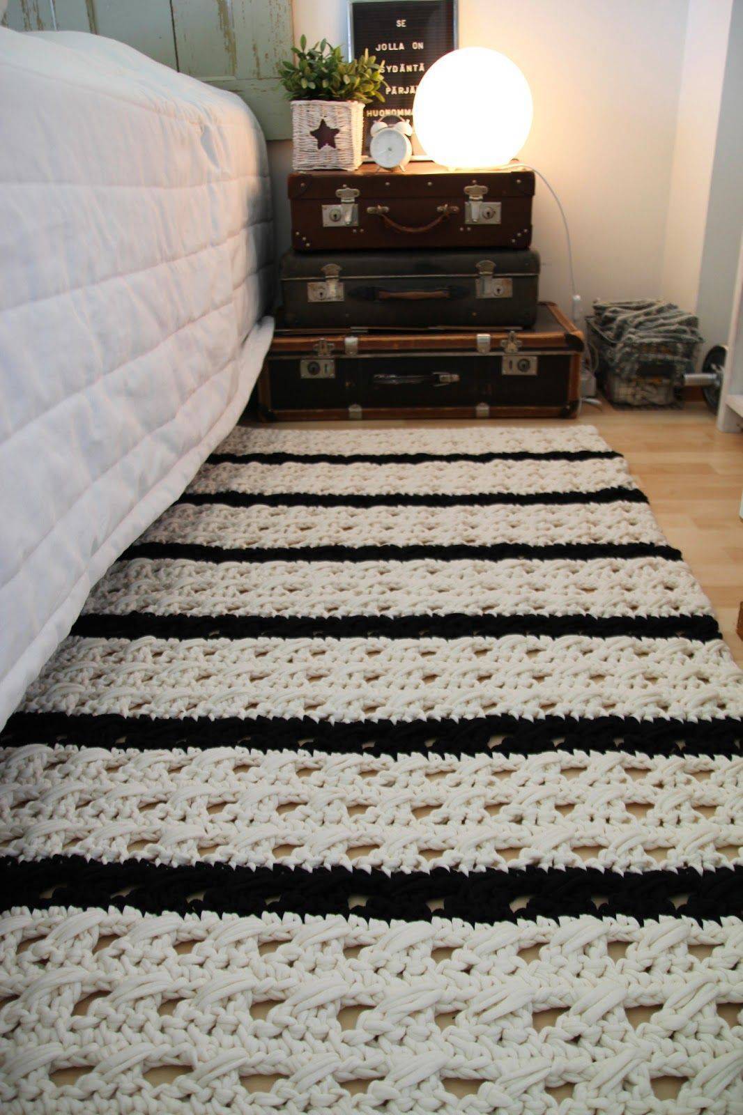 tapete de barbante croche no quarto ambiente decorado lista preta e branca