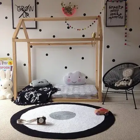 Tapete de barbante em crochê no quarto infantil em estilo nórdico montessoriano