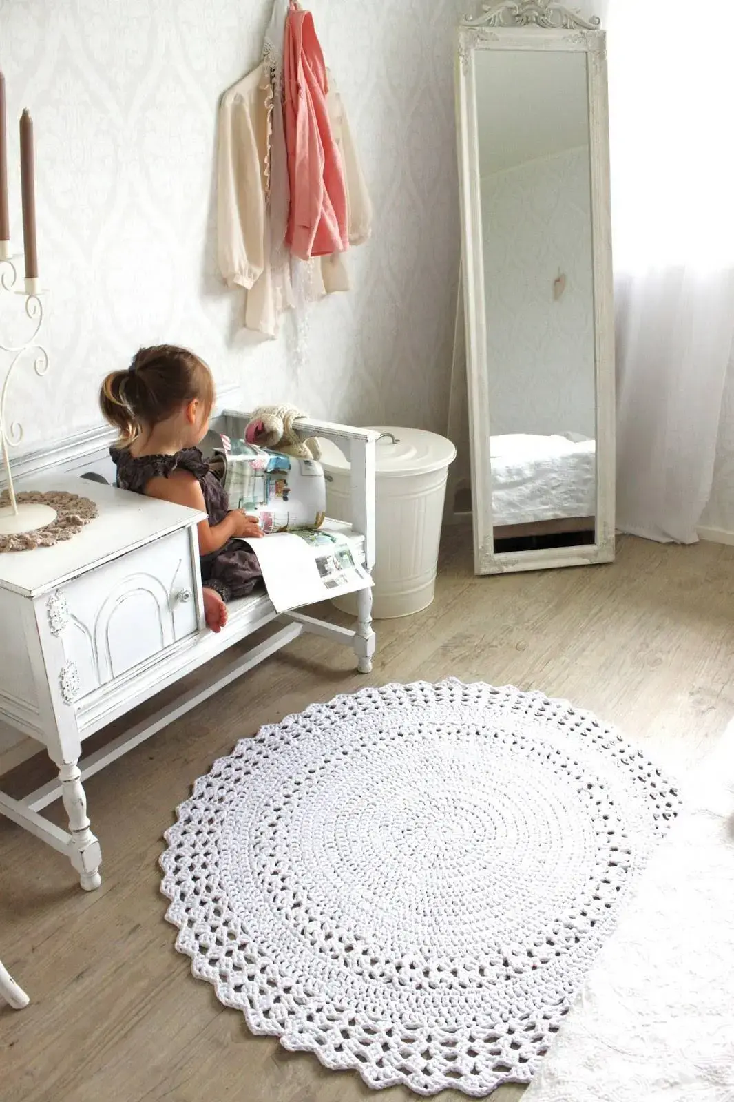 tapete de barbante croche no quarto infantil ambiente decorado circular branca nórdico escandinavo vintage