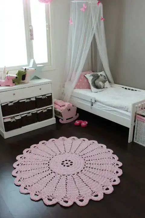 tapete de barbante croche no quarto infantil ambiente decorado circular rosa bebe nórdico escandinavo