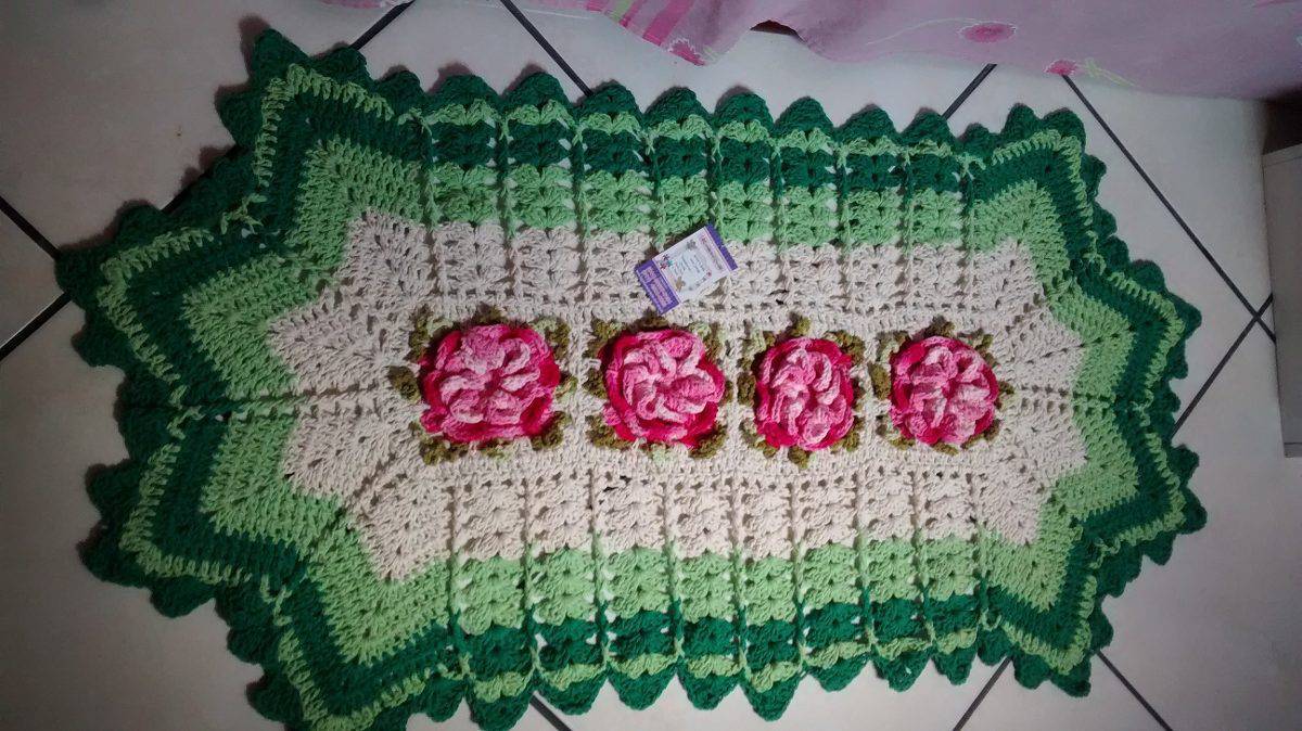 tapetes de barbante com flores rosa e contorno verde