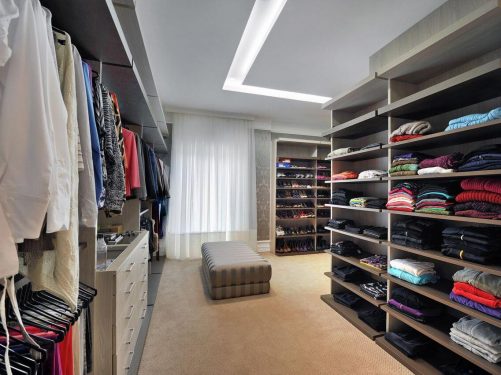 No mercado é possível encontrar diferentes modelos de closets