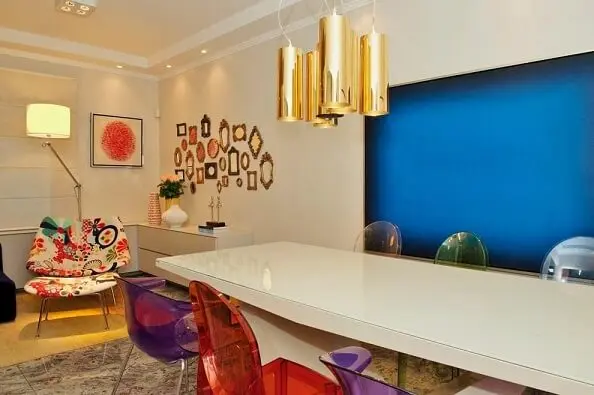 Quadros para sala azul em ambiente colorido Projeto de Debora Bz Brandão