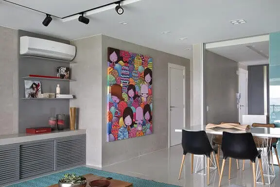 Quadros para sala colorido em ambiente mais sóbrio Projeto de Fernanda Azevedo Mancini