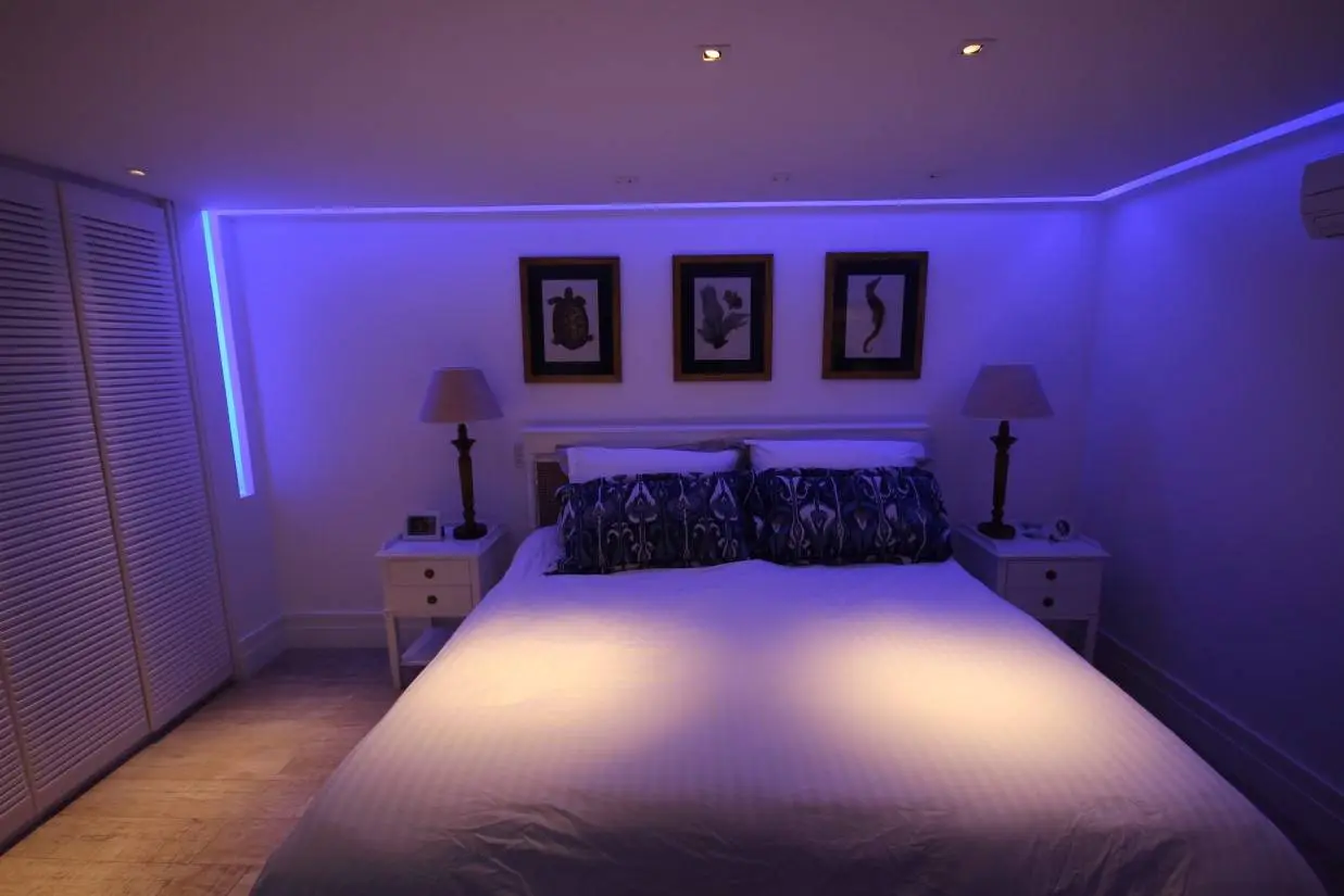 iluminação para quarto de casal com efeito roxo