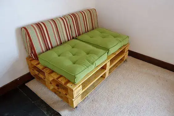 Sofá de Palete com dois assentos de futton