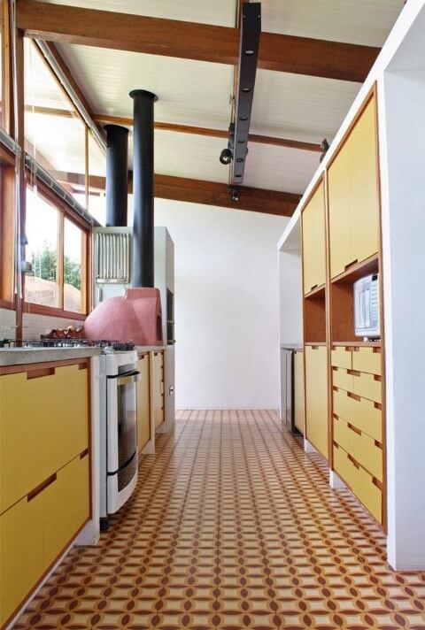 Cozinha colorida amarela Projeto de Zehbra Arquitetura