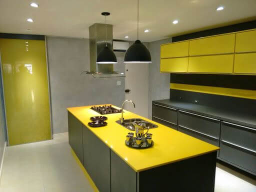 Cozinha colorida amarela