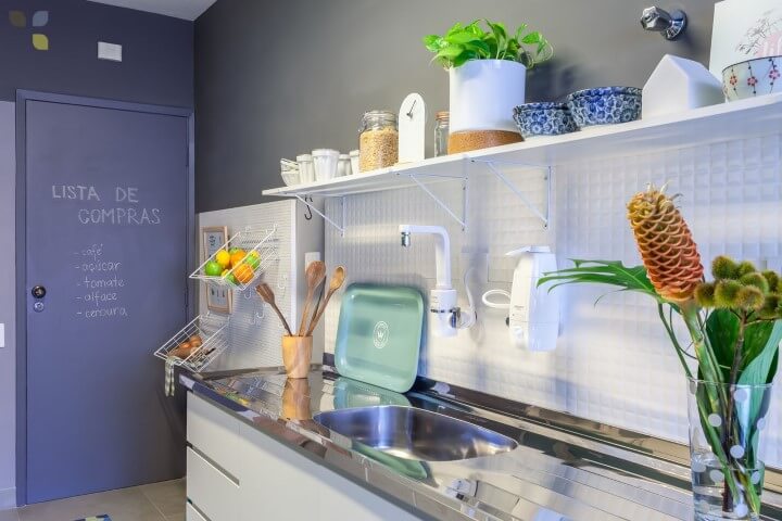 Cozinha colorida azul com verde Projeot de Carol Tasiro