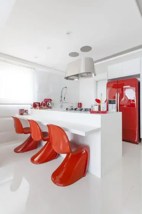 Cozinha colorida com acessórios vermelhos Projeto de Mariana Luccisano
