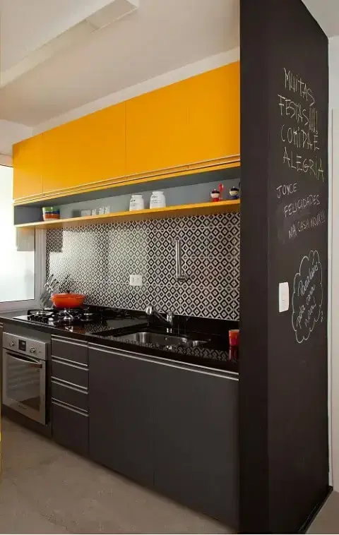 Cozinha colorida com armário amarelo Projeto de Stuchie Leite