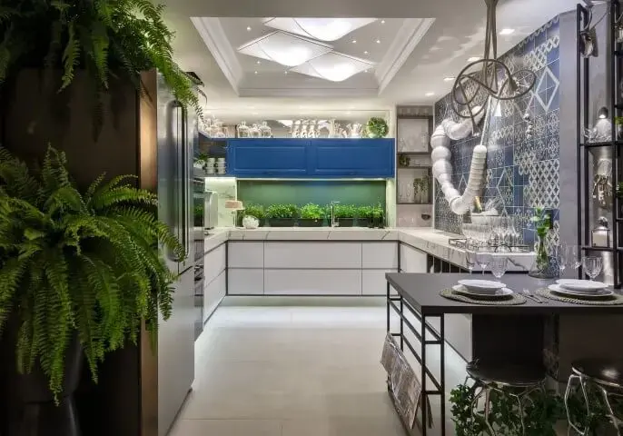 Cozinha colorida com armário e azulejos azuis Projeto de Morar Mais por Menos Goiânia