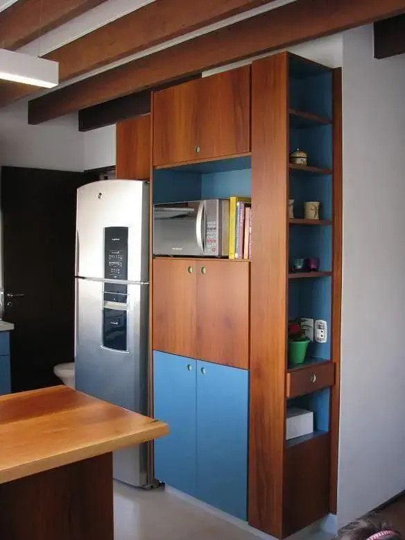 Cozinha colorida com armário marrom e azul Projeto de Juliana Mancini