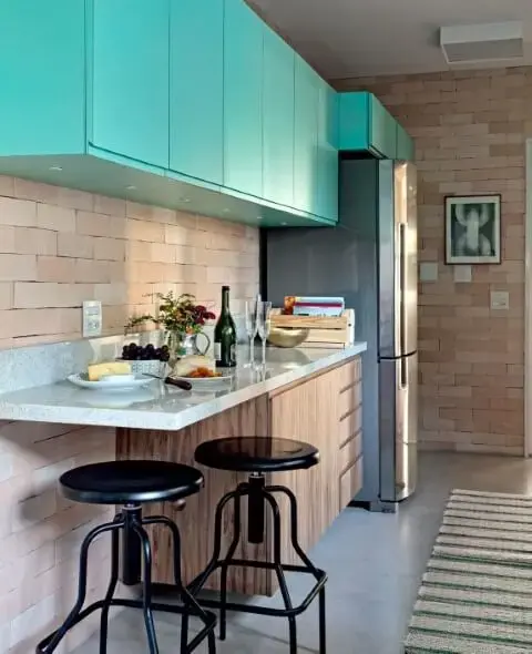 Cozinha colorida com armário verde Projeto de Desmobilia