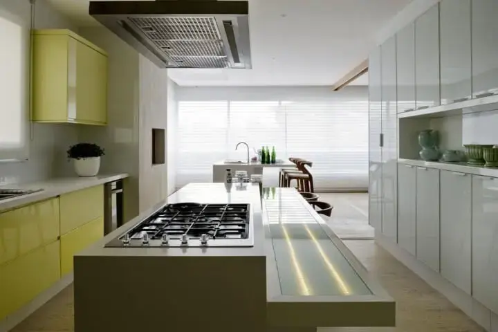 Cozinha colorida com armários amarelos Projeto de Leo Romano