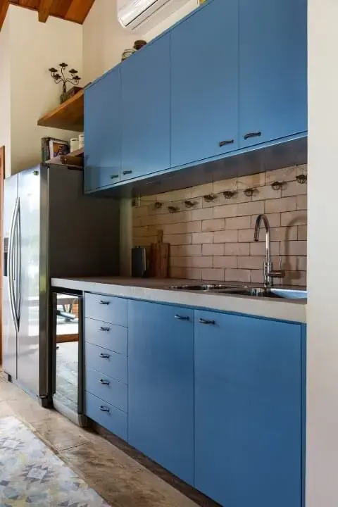 Cozinha colorida com armários azuis Projeto de Rap Arquitetura