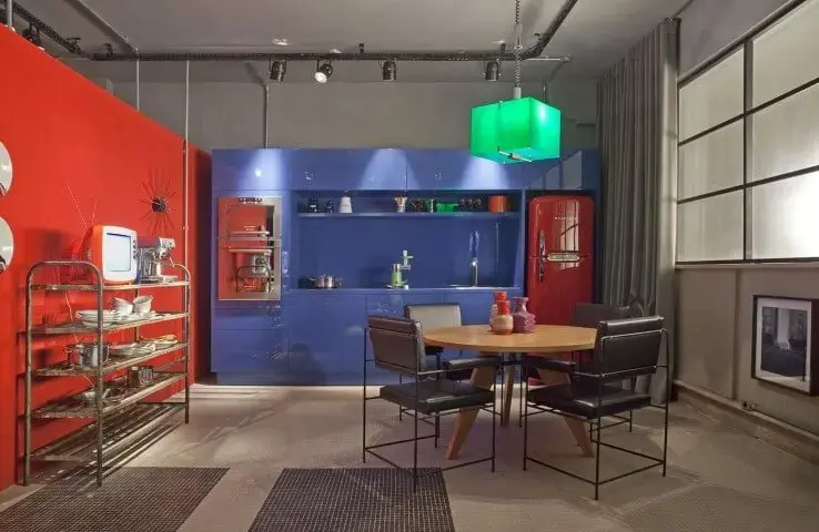 Cozinha colorida com armários azuis com parede vermelha Projeto de AMC Arquitetura