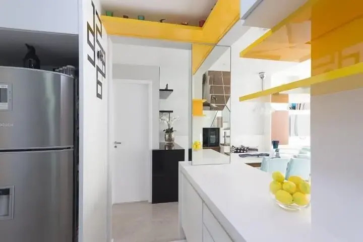 Cozinha colorida com armários branco com amarelo Projeto de Elen Saravalli