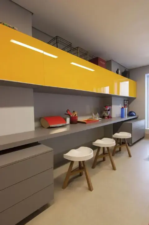 Cozinha colorida com armários com portas amarelas Projeto de AMC Arquitetura