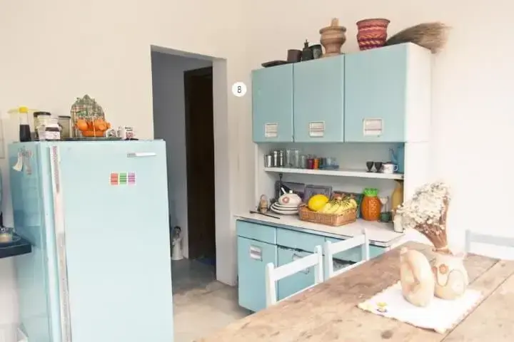 Cozinha colorida com armários e geladeira azuis Projeto de Casa Aberta