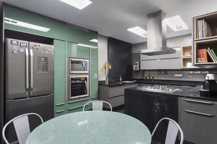 Cozinha colorida com armários verdes Projeto de Maria Luisa Mendes